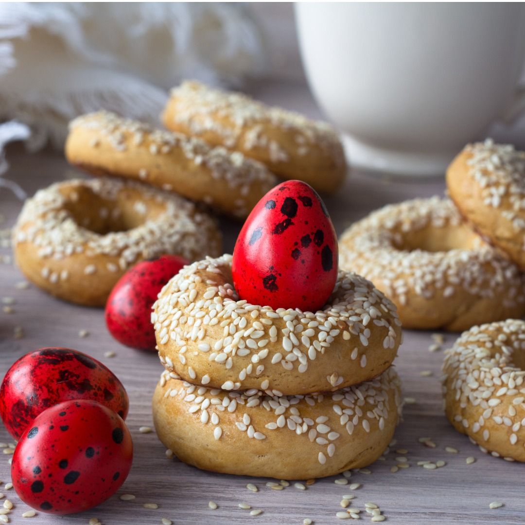 traditional-greek-easter-cookies-with-sesame-seeds-and-colored-eggs-picture-id937694760.jpg