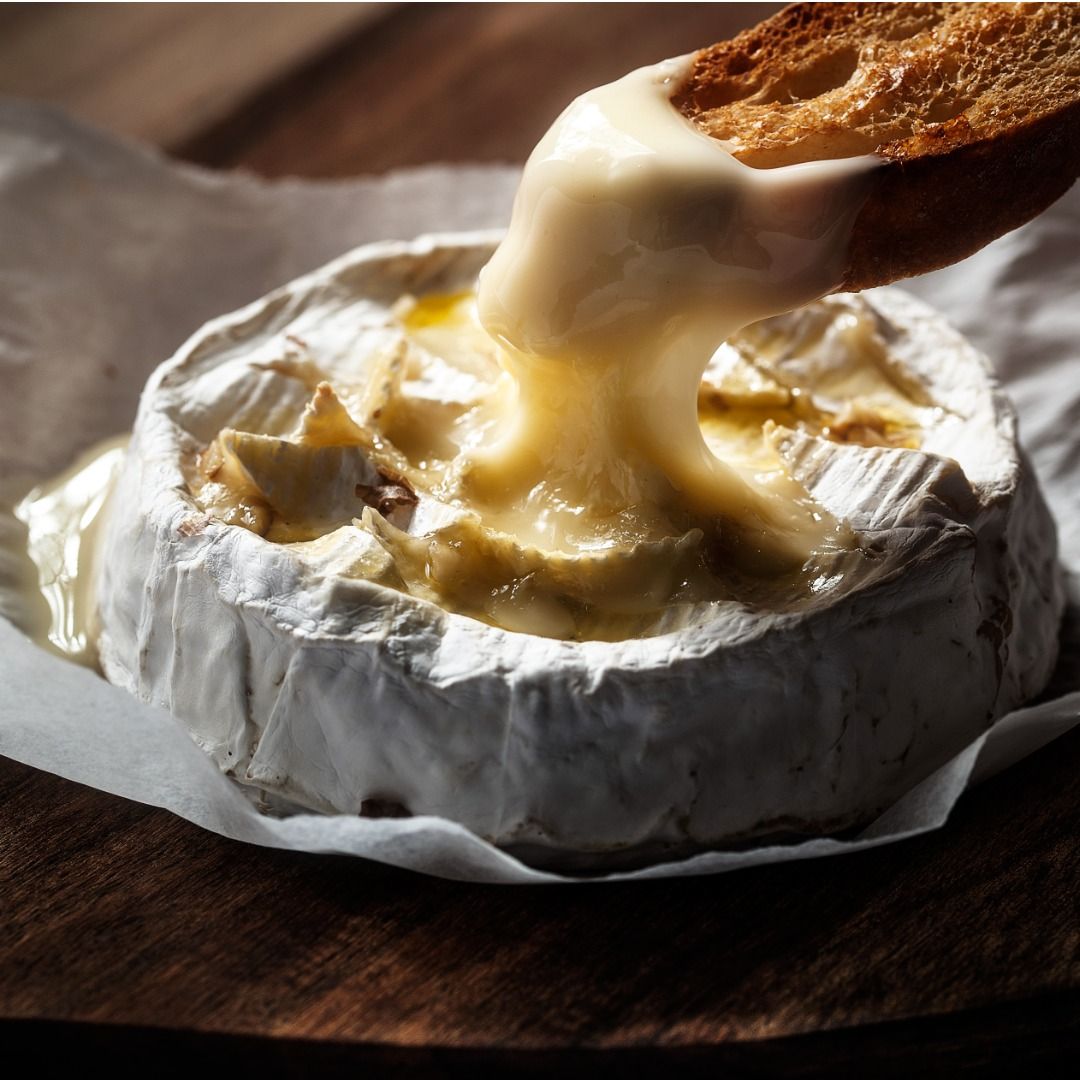 baked-camembert-with-toast-and-rosemary-picture-id544557428.jpg