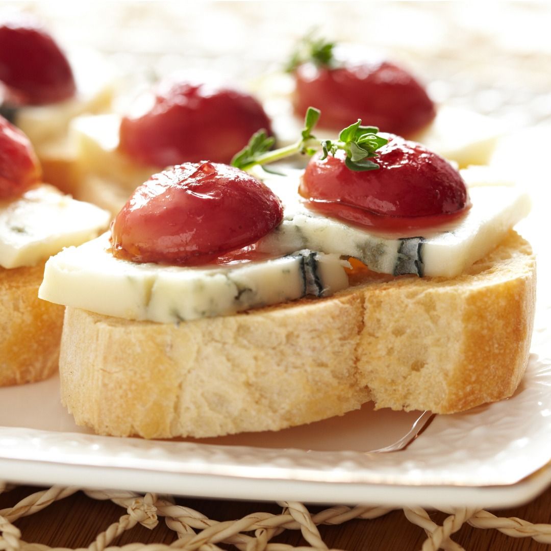 crostini-with-gorgonzola-roasted-grapes-and-thyme-picture-id176996038.jpg