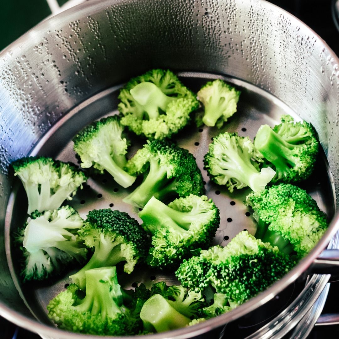 broccoli-cooked-in-steamer-picture-id610569148.jpg