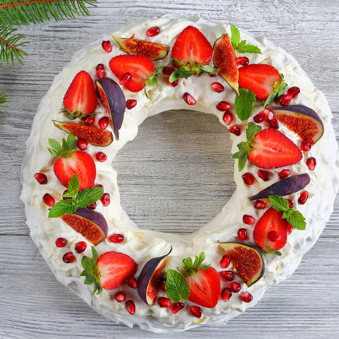 festive pavlova wreath.jpg