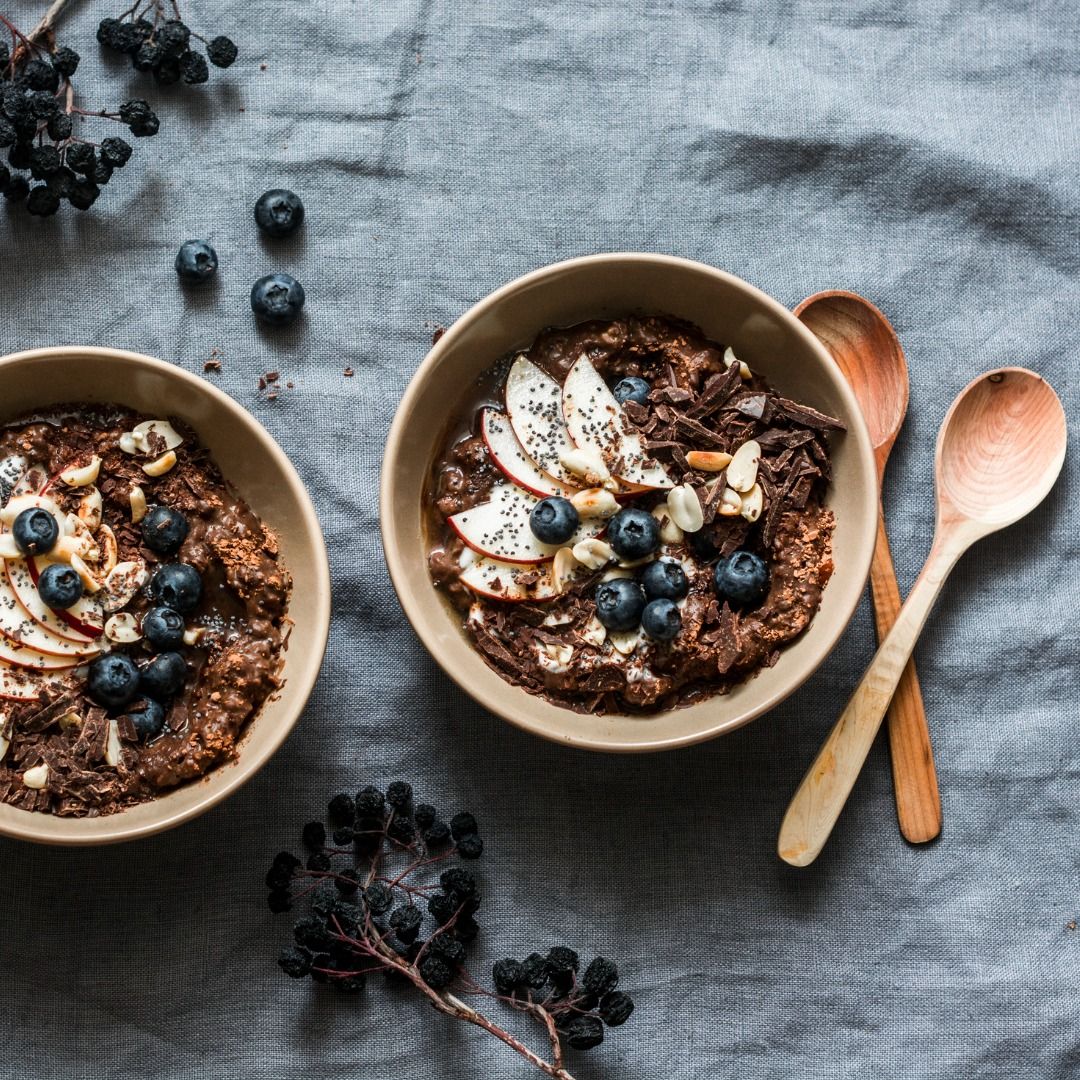 chocolate-oatmeal-with-apples-and-blueberries-healthy-vegetarian-on-picture-id1089046584.jpg